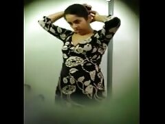 ສອງ bitches ຜູ້ໃຫຍ່ tugged ໂດຍ guy insatiable