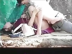 ຊາຍໜຸ່ມມີຄວາມມ່ວນກັບແຟນທີ່ສວຍງາມ
