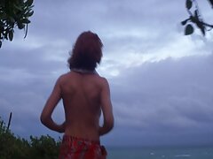ນັ່ງຢູ່ເທິງຕຽງ bitches ສີດໍາໄດ້ແບ່ງປັນຜູ້ຊາຍສໍາລັບສອງຄົນ