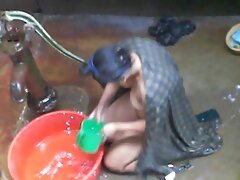 ຕຸdollກກະຕາ Libidinous fucked ໂດຍນວດທີ່ມີປະສົບການຢູ່ເທິງພື້ນ