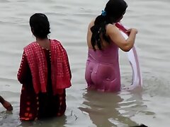 ຍິງ squatting pussy ສຸດລີ້ນໂດຍແຟນຂອງນາງຍິງມັກແມ່