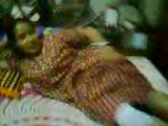 Chick ມີນ້ໍາ enjoys ລີ້ນສາວ Nimble