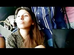 ເດັກຍິງທີ່ຜູກມັດກັບ pole ປ່ອຍສຽງດັງທີ່ແປກປະຫຼາດ