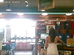 Seductress ສະແດງໃຫ້ເຫັນ cock ຂອງນາງກັບເດັກຍິງທີ່ມີຫມູ່ເພື່ອນ